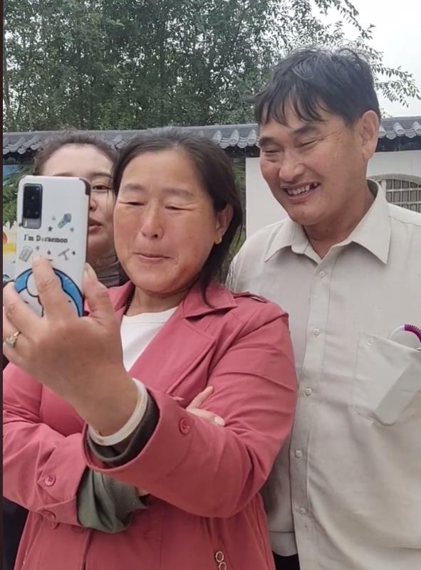 绯闻又起大衣哥和袁庆当着衣嫂面眉来眼去衣嫂的脸面挂不住了