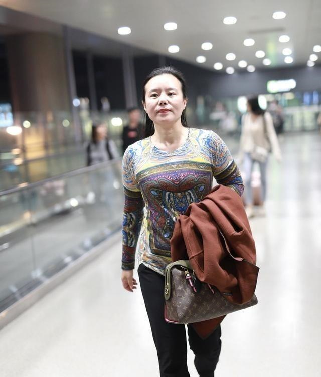 龚琳娜潇洒,一身接地气装,穿出自信的气息