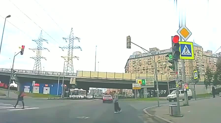 看看这些女司机的遭遇，让你见识什么叫命不该绝