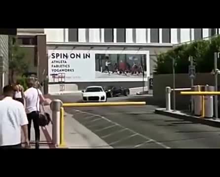 奥迪R8竟不用交停车费？超跑还有这个好处，贵车了不起啊！