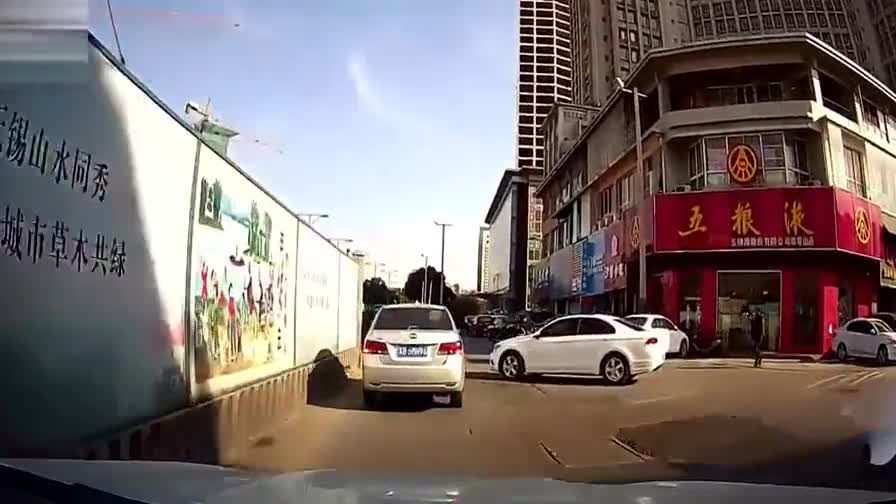 监控实拍！家人哭了！被白色轿车猛烈撞击，心里真不是滋味