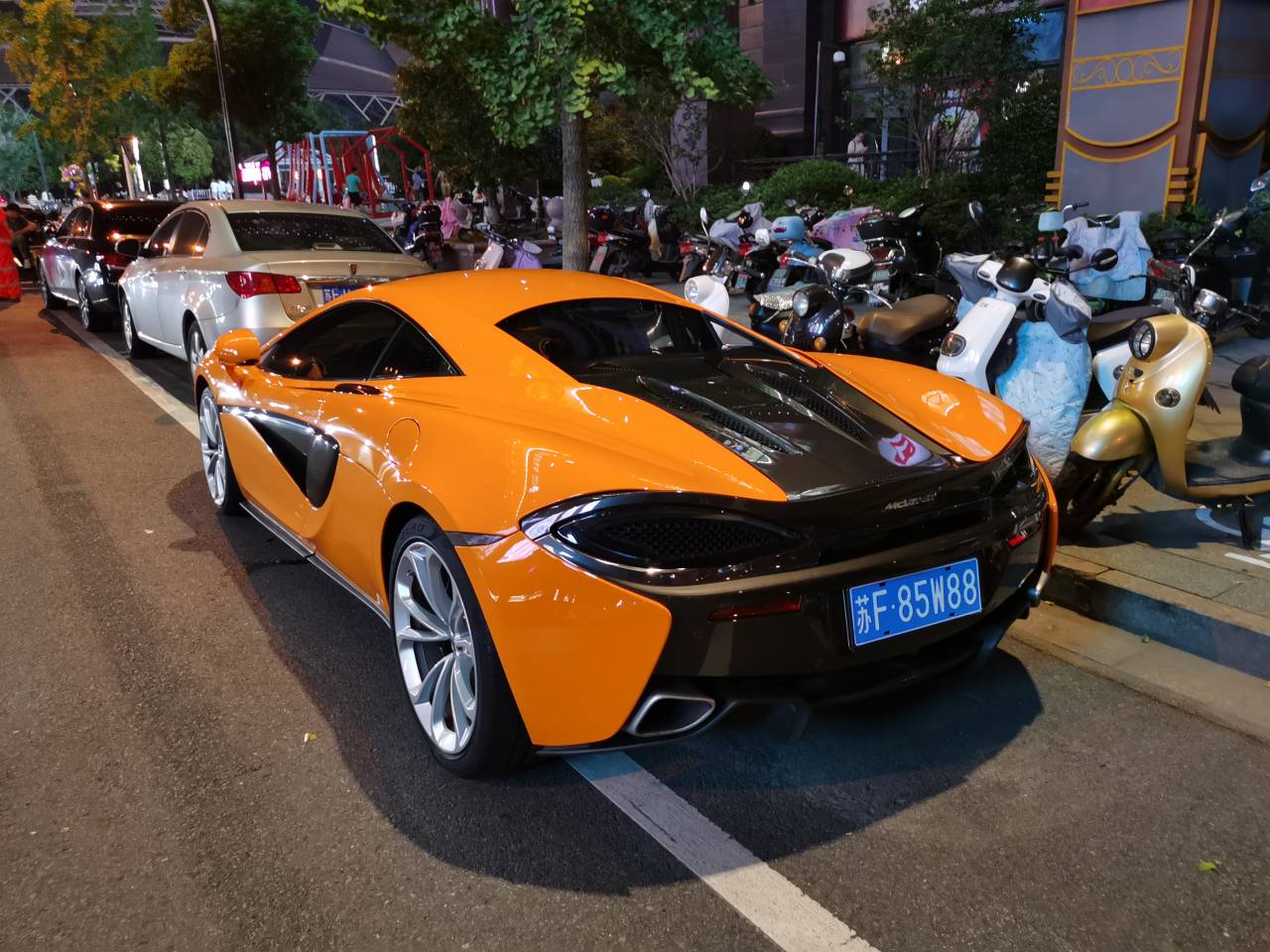 南通中南城实拍迈凯轮570S跑车，回头率百分百！