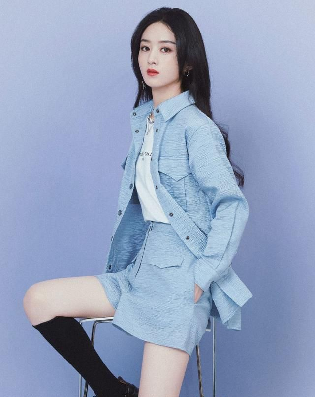 时选择了这套缎面吊带连体裤,和他人合拍的照片中赵丽颖简直白到发光