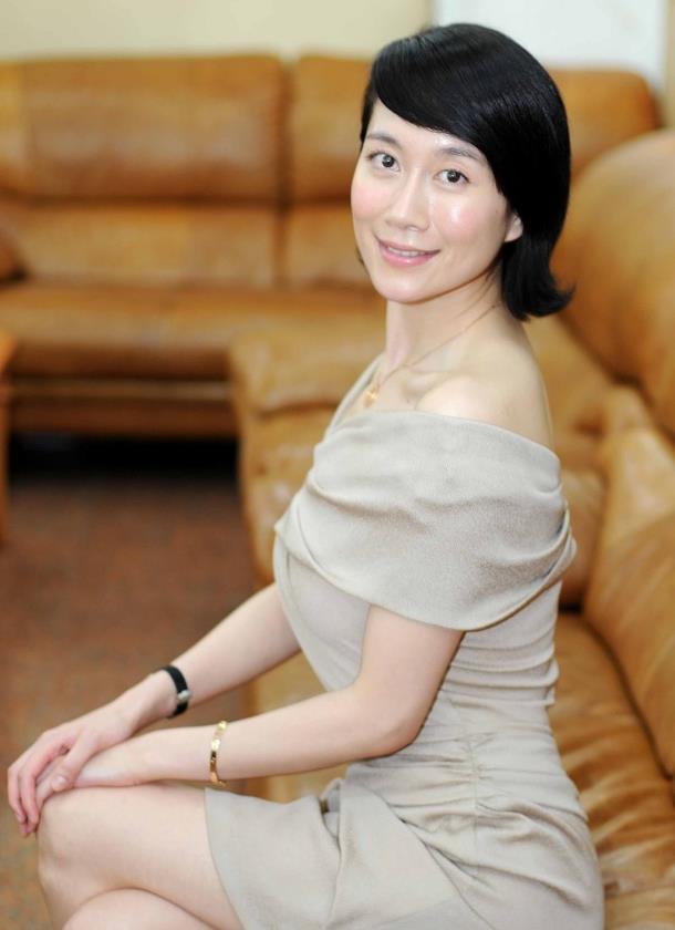 温峥嵘虽然保养得很好裸妆也很精致但发型看着有点显老