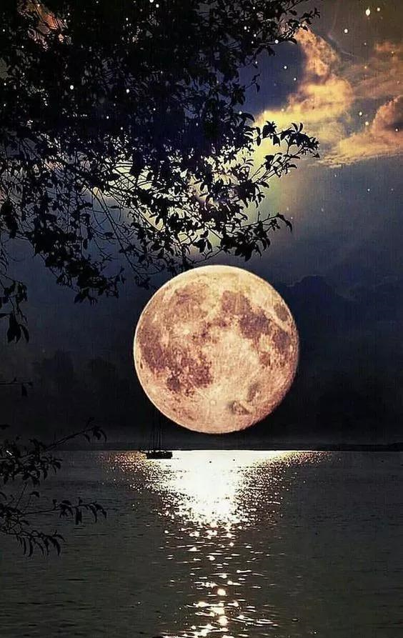 秋天的月亮有多美?盛唐宰相写了一首诗,开头就是巅峰之作
