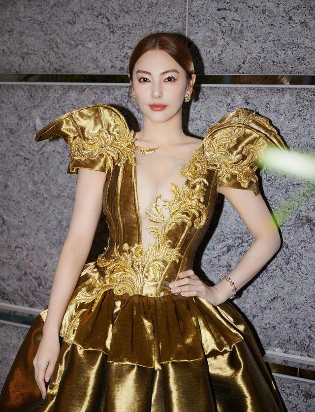 张雨绮身穿一袭金色低胸礼裙尽显优雅女神