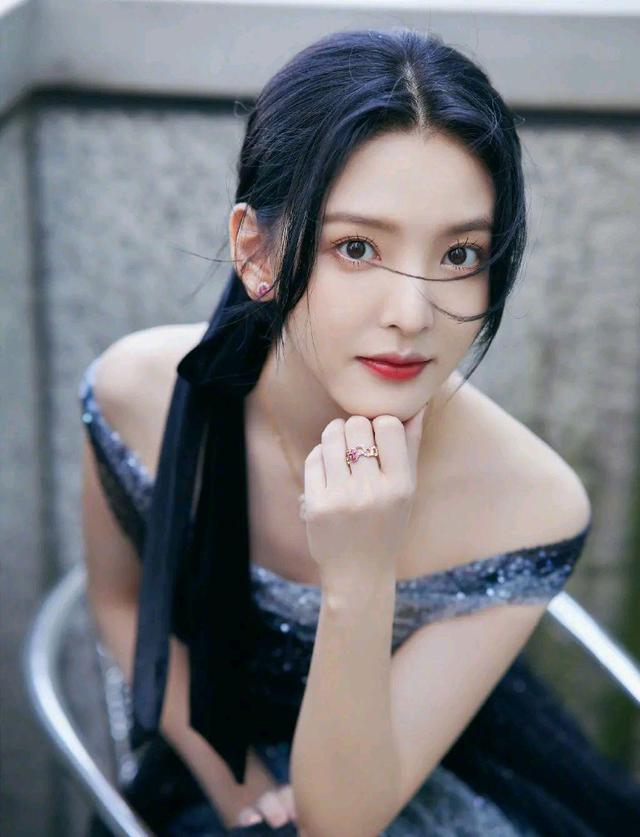 章若楠一袭长裙尽显妙曼身材