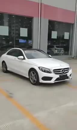 这辆年轻时尚的奔驰，就是俺们村