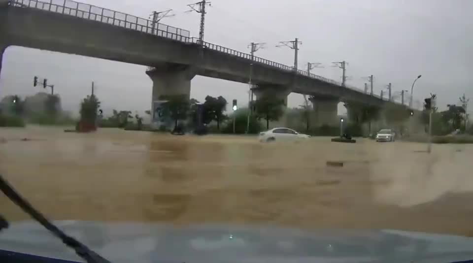 行车记录仪实拍：买越野车十余载，等得就是这一刻，太有面子了