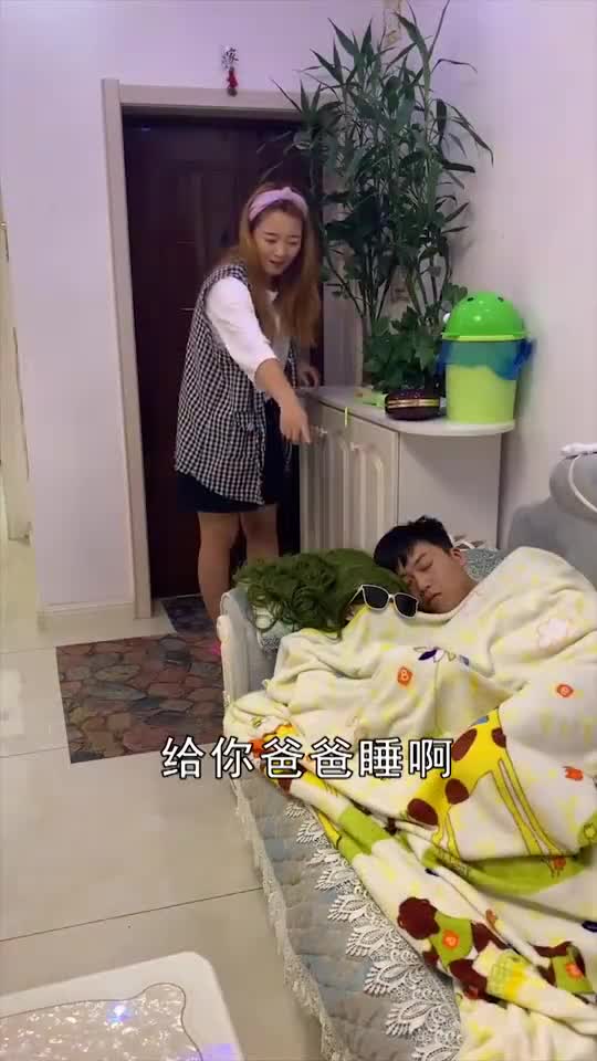 一位妈妈坦言8岁女儿要找老公一起睡觉,问出原因之后红透了脸