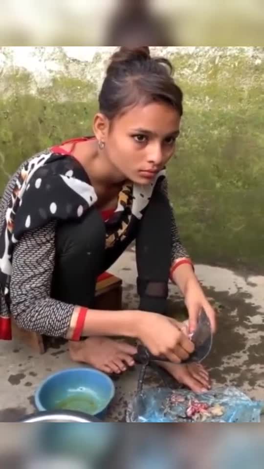 越南美女杀鱼我说笑一下她用眼神回答了我