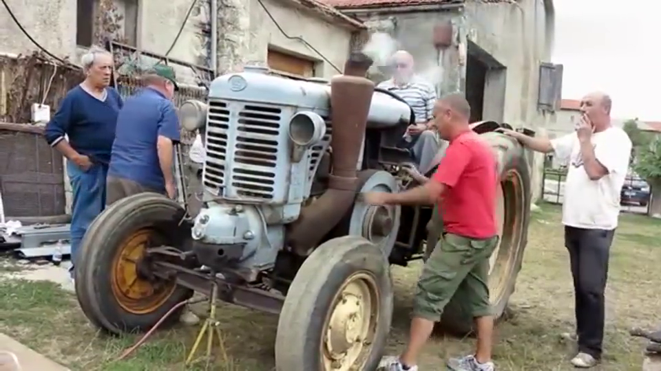 老外把一台古董拖拉机头启动了,居然还可以驾驶行走!