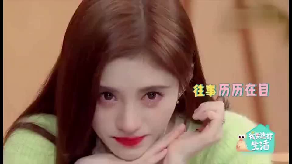 在节目里鞠婧祎说起单飞后的不容易心酸落泪