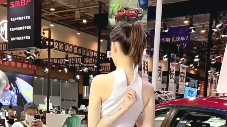 大型车展，车模后面的拉链没拉住，同事都想看她出丑！