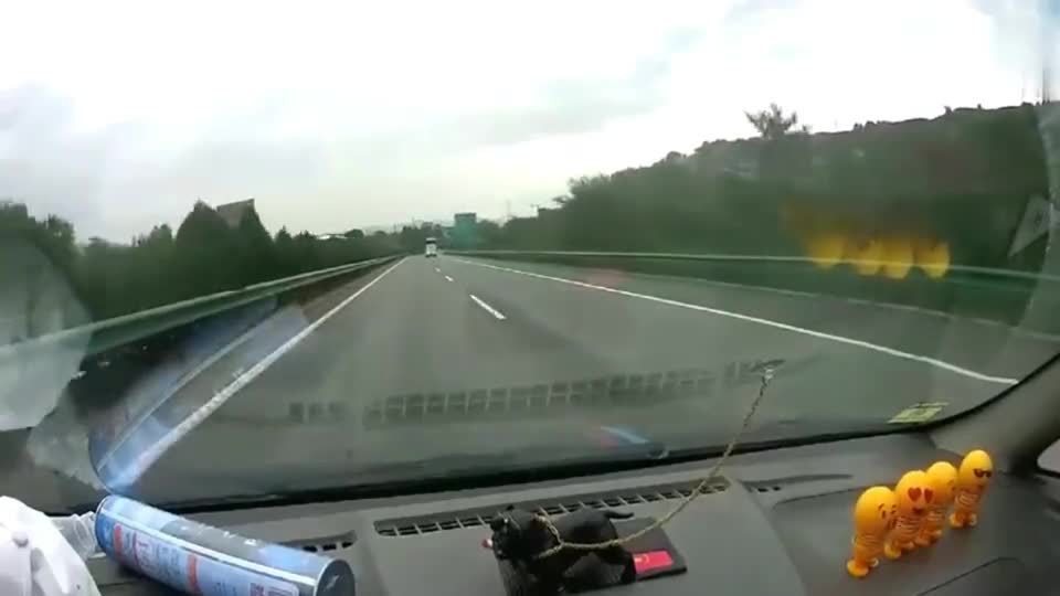 记录仪实拍：当时时速120，这丰田嗖的一下就过去了