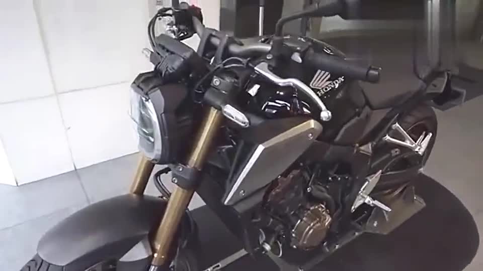 本田CB650R到店实拍整体线条流畅，看起来十分霸气