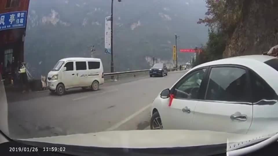 行车记录仪实拍：新手司机操作失误，一手倒车当场吓坏众人
