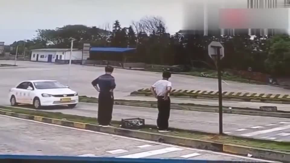 实拍：女司机科目二坡道起步，那棵树还好吗？