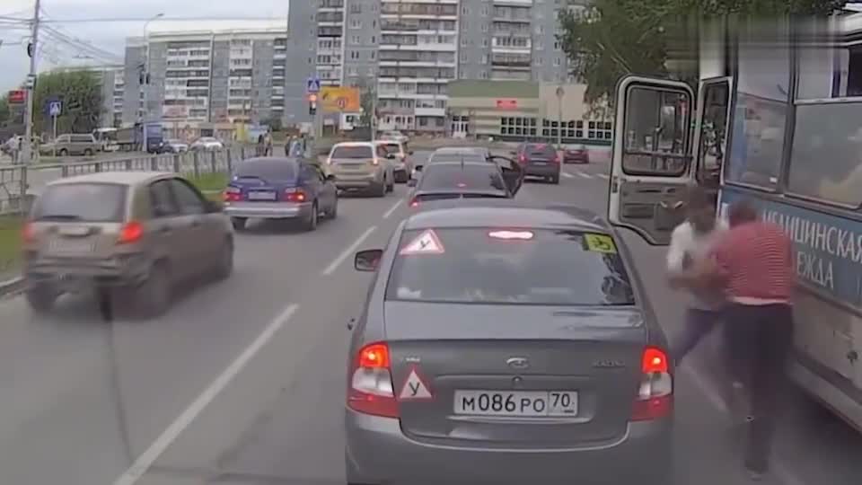 一言不合就干仗！俄罗斯自驾游实拍私家车和公交车司机打架，劲爆