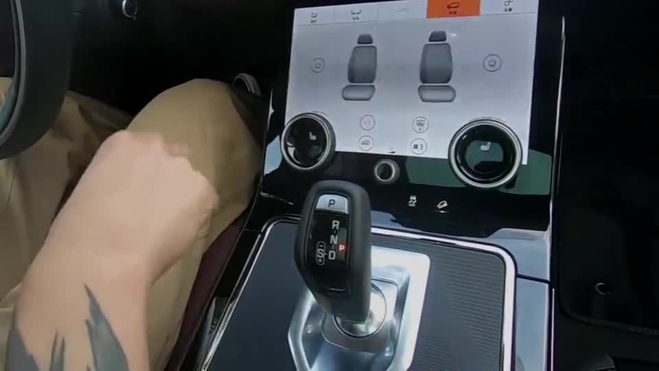 这可能是车内屏幕最多的车型，五块屏幕的全新极光都有啥？