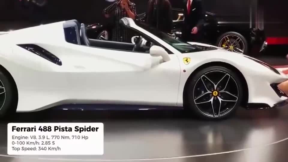 法拉利488登场，在车展里被人围观，这造型太有吸引力了