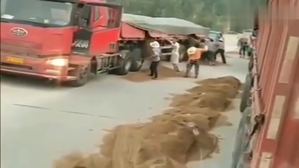 监控实拍：货车司机半路吃个饭，就遇到这种事情，“拦都拦不住”