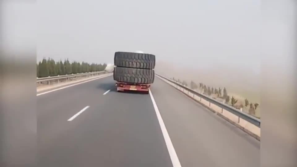 行车记录仪实拍：看看这轮胎大不大，平放在车上，它比车还宽