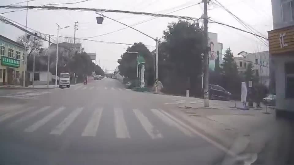 行车记录仪实拍：这位司机路口不减速，最终被右侧宝马猛撞