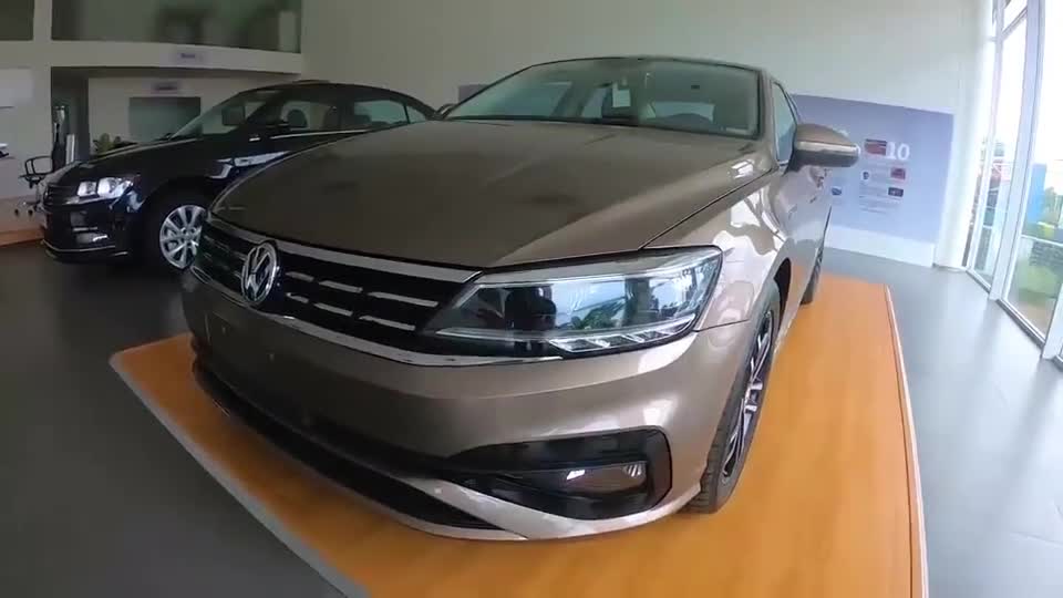 大众全新神车，2020款大众凌渡实拍，按下钥匙打开车门还要啥轩逸