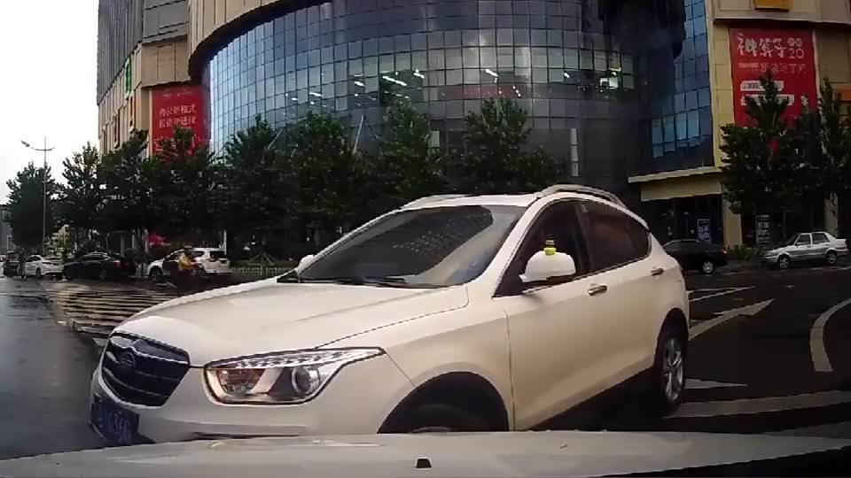 行车记录仪实拍：逆行还比划比划，就不惯着你