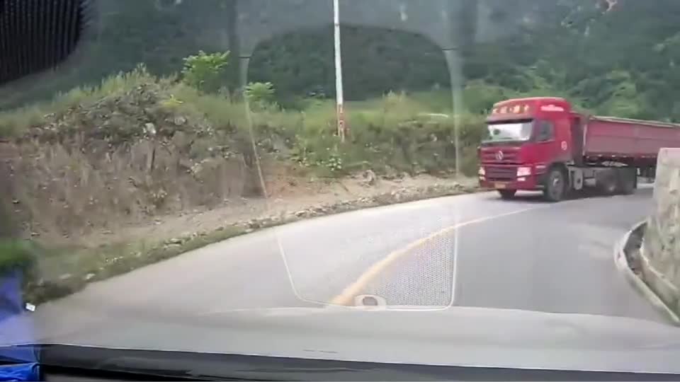 行车记录仪实拍：弯道遇见大货车，提前刹车也是门技术