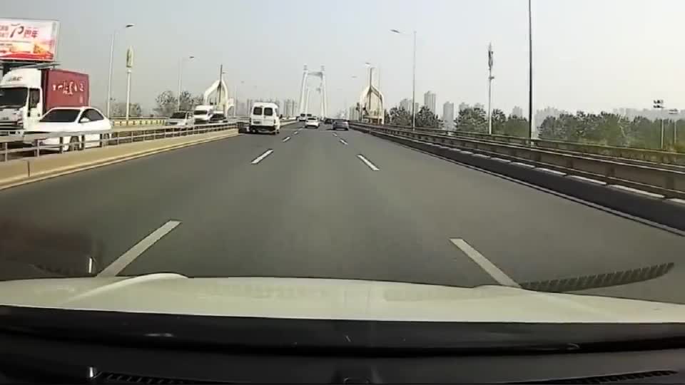 行车记录仪实拍：这位司机变道也太着急了吧