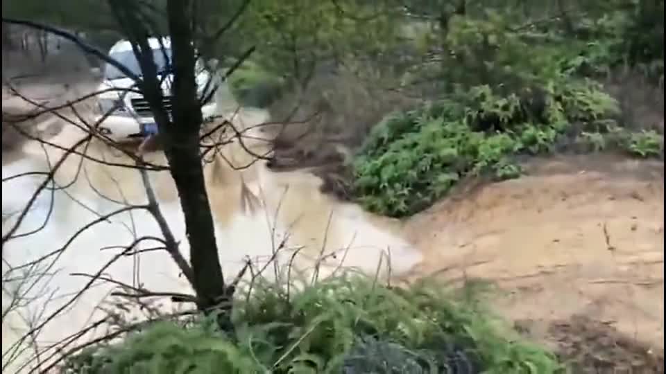 不是日产途乐的动力差，而是挂住底盘了