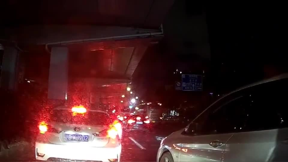 行车记录仪实拍：像这种有礼貌的加塞，我很乐意礼让