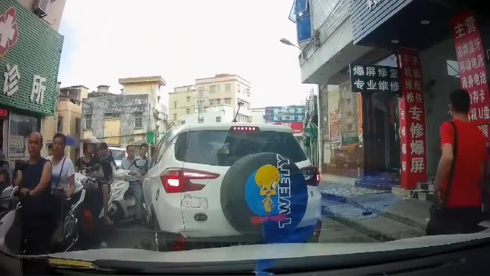 行车记录仪实拍：还好是女司机，不然恐怕会被打