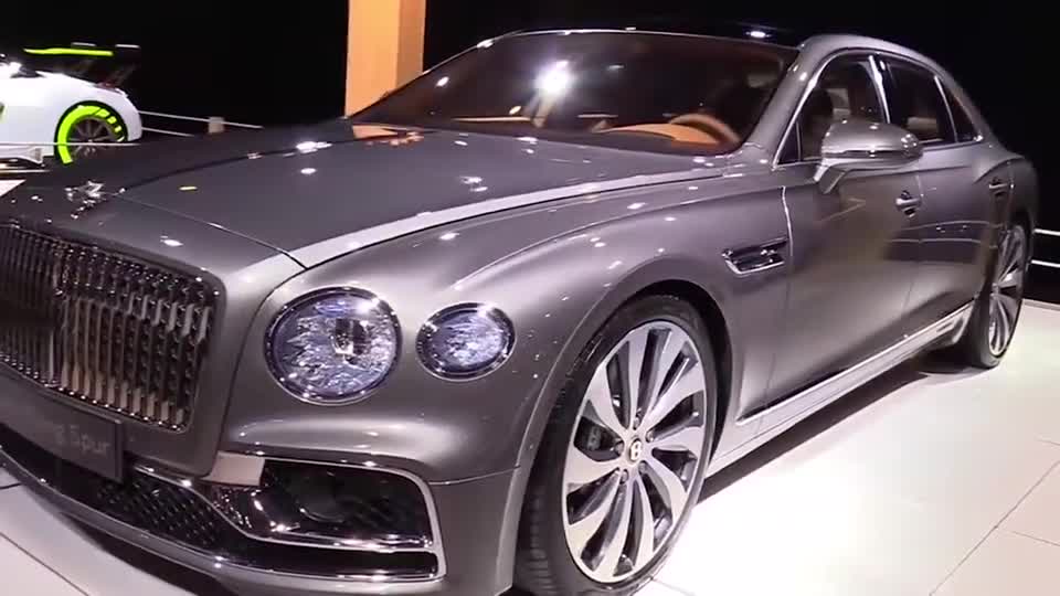 2020款宾利飞驰W12惊艳亮相，打开车门看到内饰，感受一下多奢华