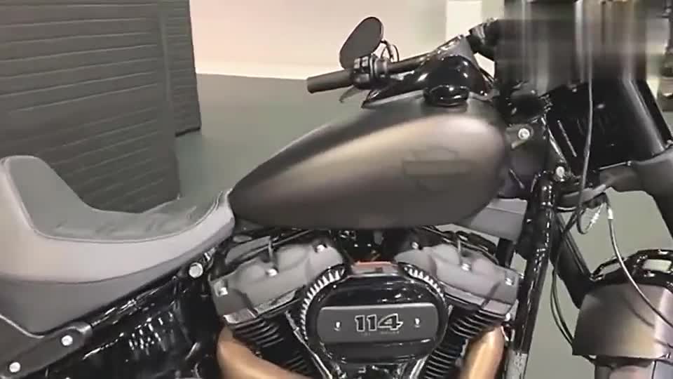 实拍哈雷全新“肥霸”，排量高达1868cc，感觉怎样