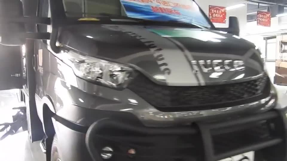 实拍依维柯越野房车！麻雀虽小，五脏俱全，不过这床能够一家人？