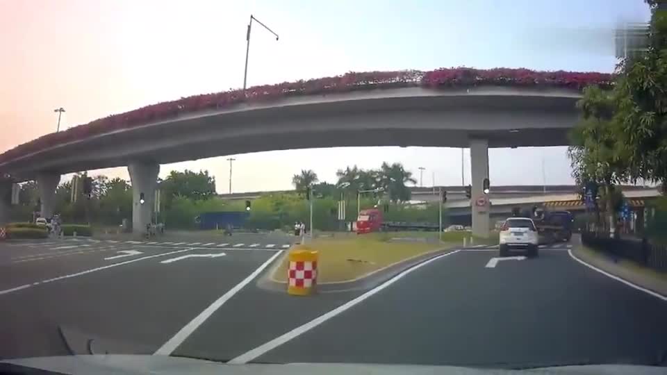 实拍：女司机鸣笛抢道，大货车的盲区你可能不知道！