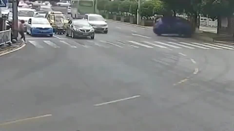 实拍：女司机转个弯也能侧翻，狗狗下车后腿软了