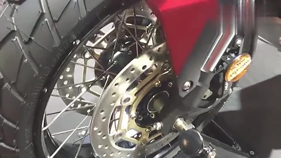 实拍本田X-ADV，具备越野能力，DCT自动变速箱，关键国内有售