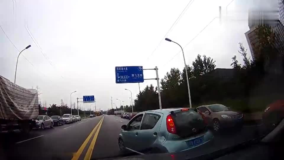 实拍：我们女司机的名声就是遭这种女的败坏的，太可恶了