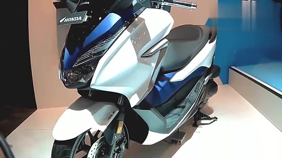 实拍本田豪华踏板车Forza250，不仅颜值高，还有ABS