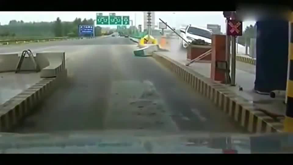 监控实拍女司机高速收费站为了捡手机，一脚油门冲上站台！