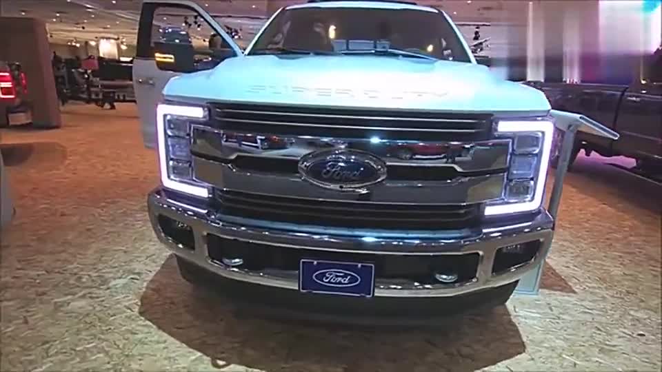 实拍福特大皮卡F-350，62升V8动力，猛禽也得叫声哥