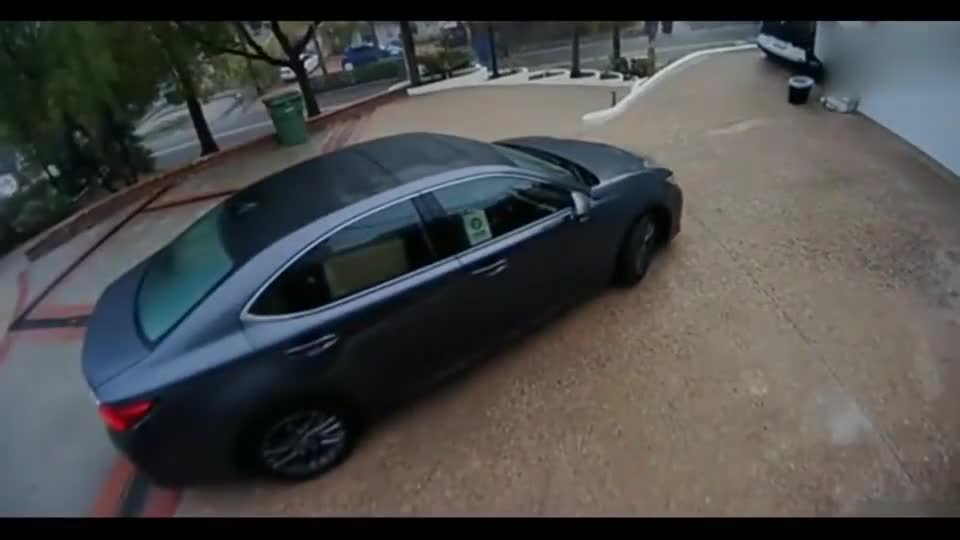 监控实拍：女司机下车不拉手刹，难不成你不知道手刹在哪？