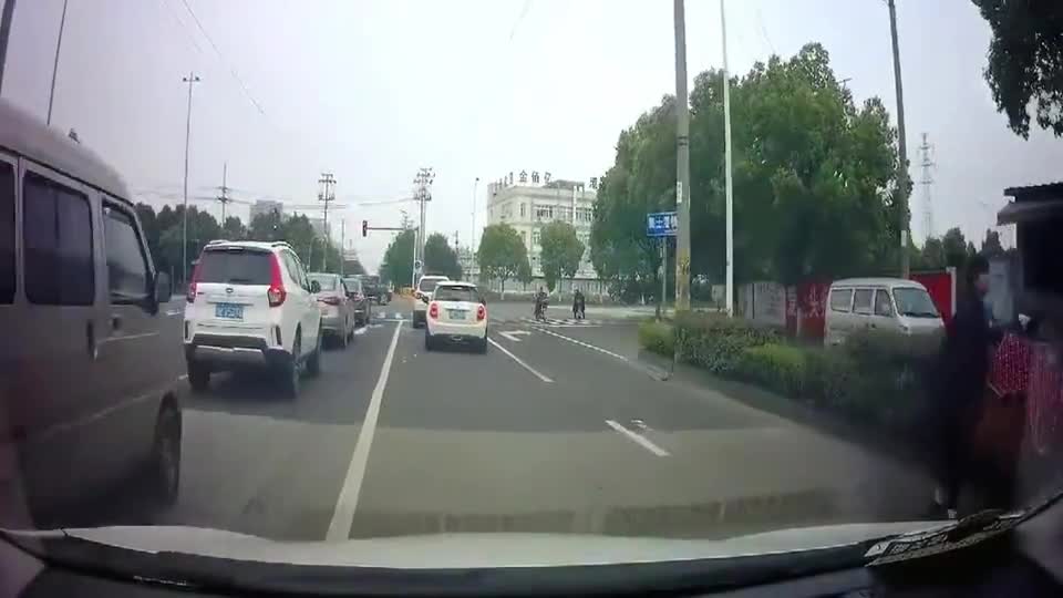 行车记录仪实拍：到底看到了什么，小伙摆出这样一幅表情