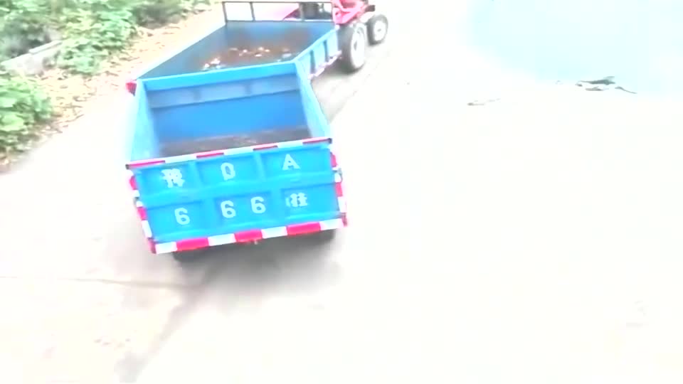 实拍：这2节车身的拖拉机原地掉头，牛不牛你们说了算！