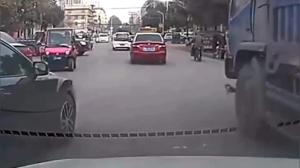 行车记录仪实拍：严重怀疑你俩是商量好的，我还能往哪走