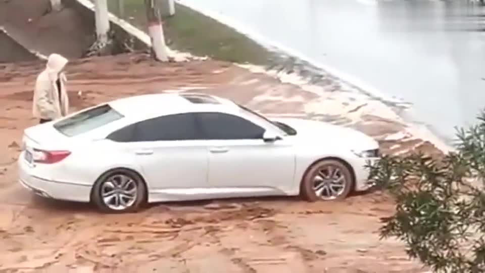 监控实拍：女司机就是奇葩，开车不看路，5秒后你们憋着别笑！